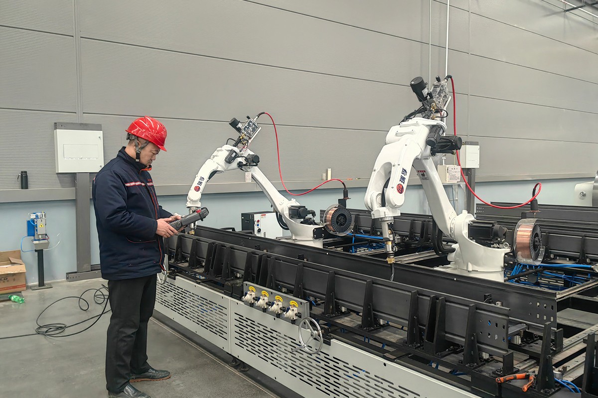 梯式橋架焊接機(jī)器人設(shè)備